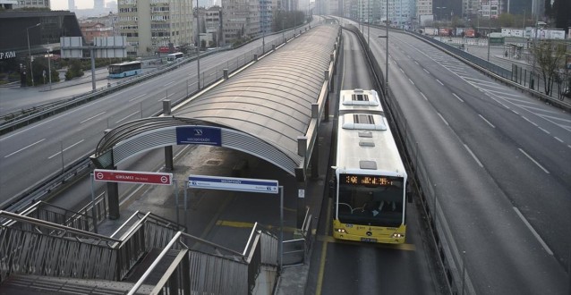 İstanbul'da Metrobüs, Vapur ve Otobüsler Hizmet Vermeye Devam Ediyor