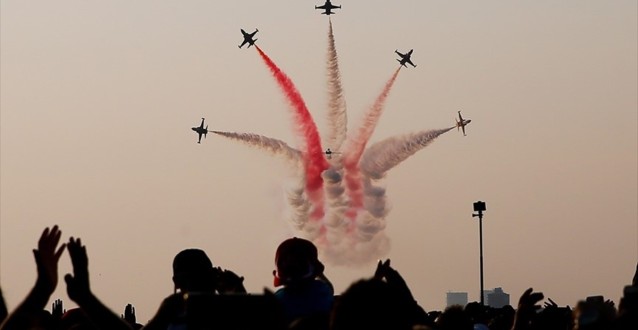 Türk Yıldızları'ndan İzmir'de Muhteşem Gösteri