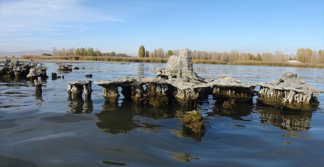 Van Gölü'nün Çekilmesiyle Su Altında Kalan Yapılar Ortaya Çıktı
