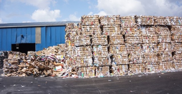 Vatandaşlar Ekmeklerini Çöpten Çıkarıyor